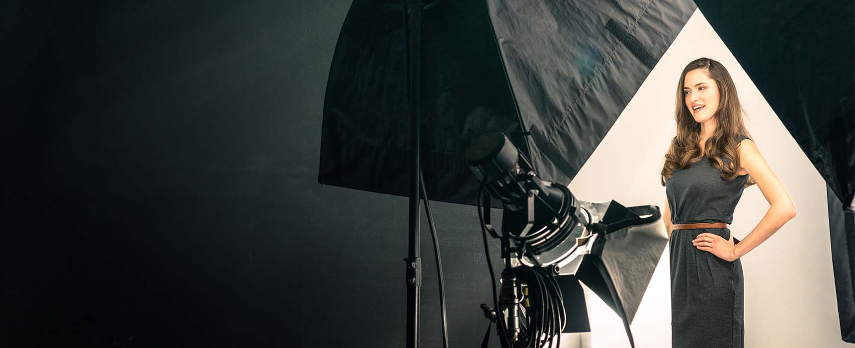 Set fotografico in studio con modella e luci professionali