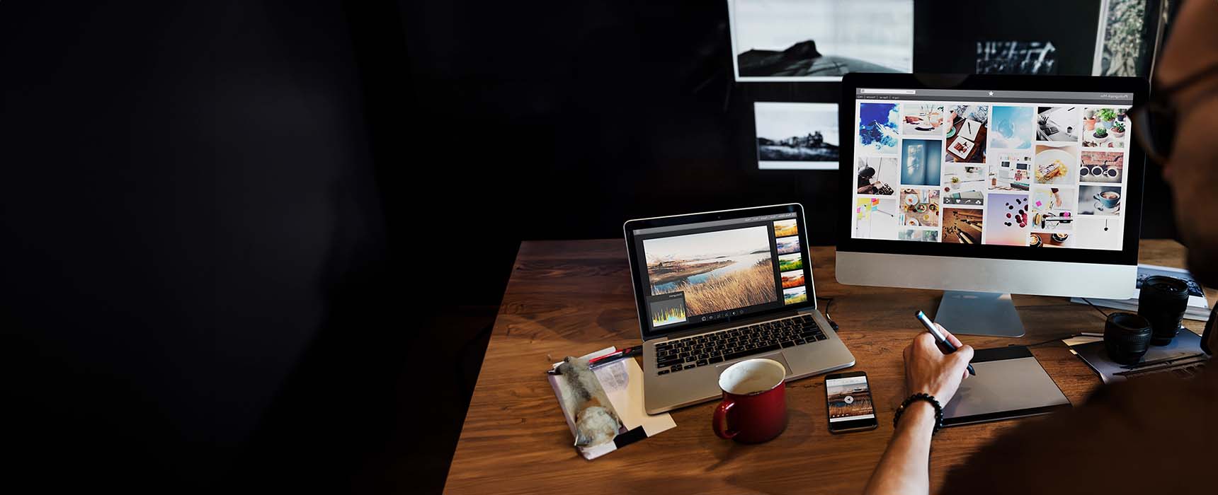 Postazione di lavoro con computer e tavoletta grafica